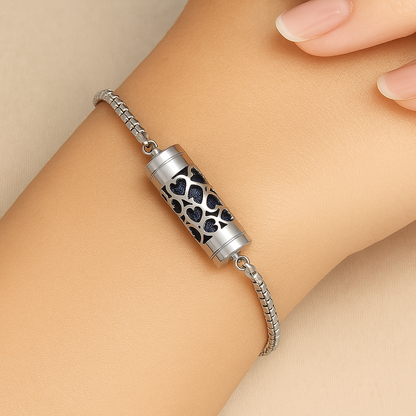 AuraLove: Pulsera con aroma permanente.